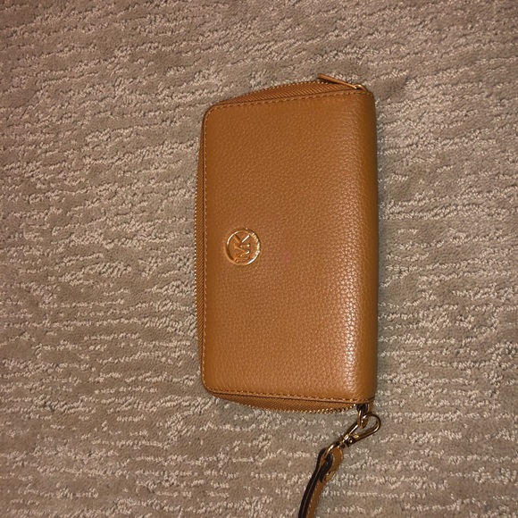 Michael Kors purse and matching wallet!! - Picture 6 of 8